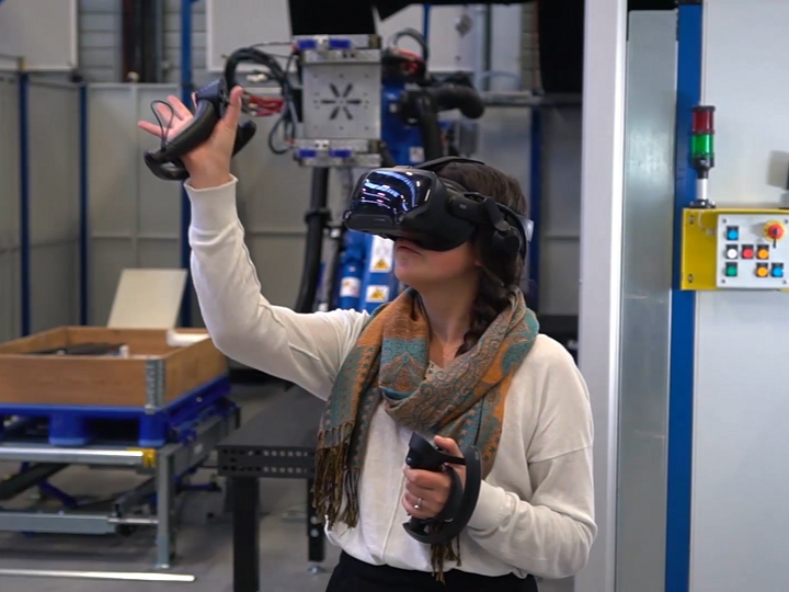 Photo d'une femme utilisant un casque de réalité virtuelle
